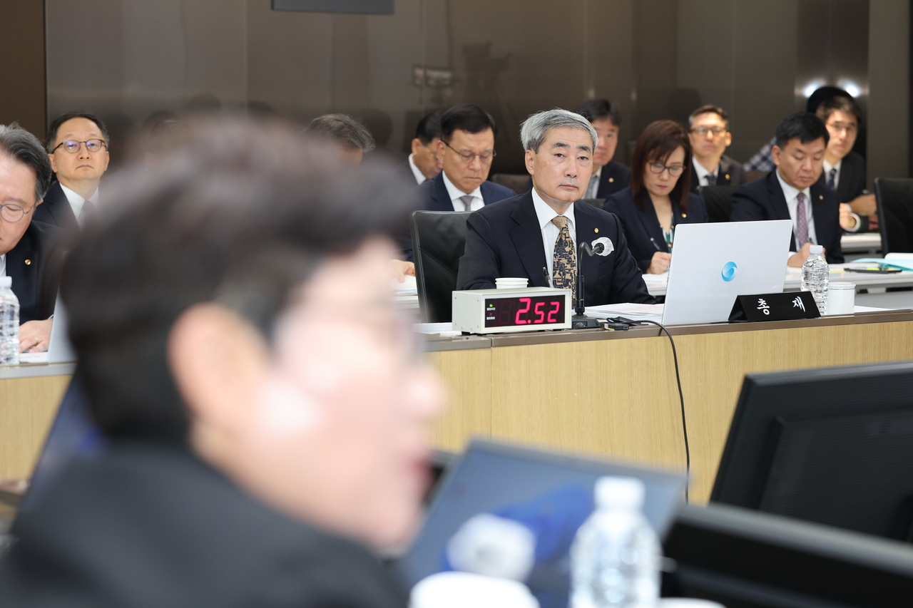 Bank of Korea Gov. Shin Hyun-song answers lawmakers' questions during the National Assembly Finance and Economy Planning Committee's national audit of the Bank of Korea, held Monday morning at the Bank of Korea headquarters in Jung-gu, Seoul. Photo by Lim Se-jun