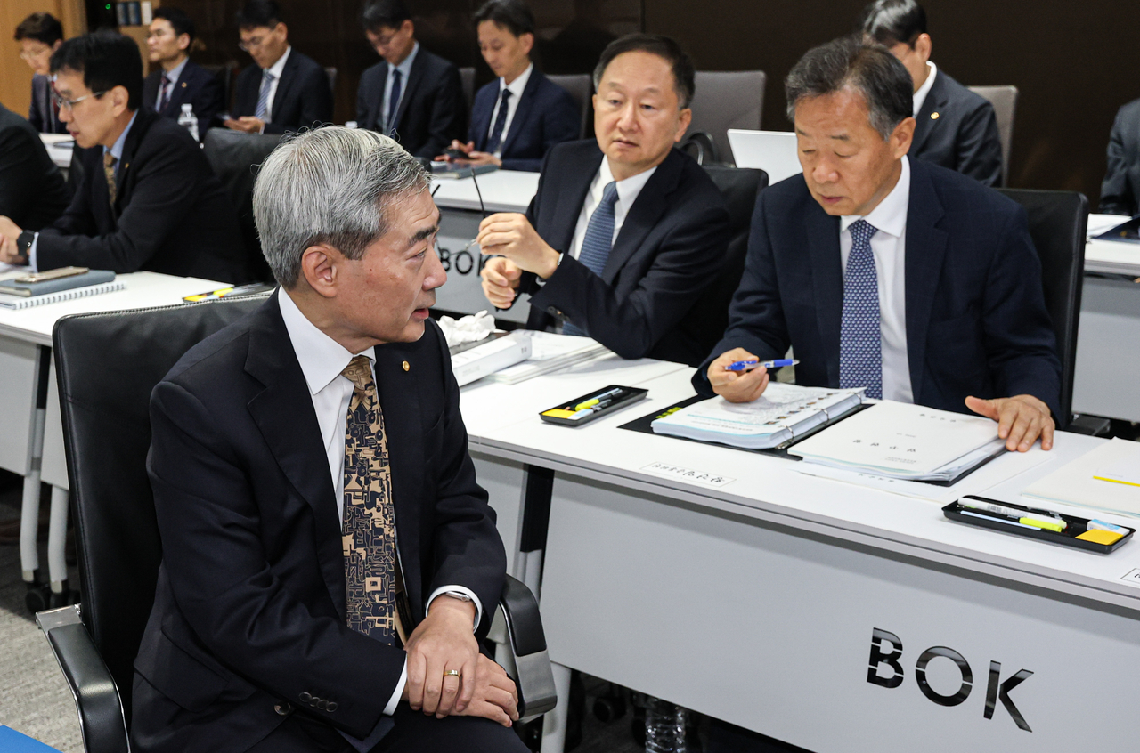 신현송 한국은행 총재가 12일 오전 서울 중구 한국은행에서 열린 국회 재정경제기획위원회의 한국은행에 대한 국정감사에서 관계자와 대화를 하고 있다. 임세준 기자