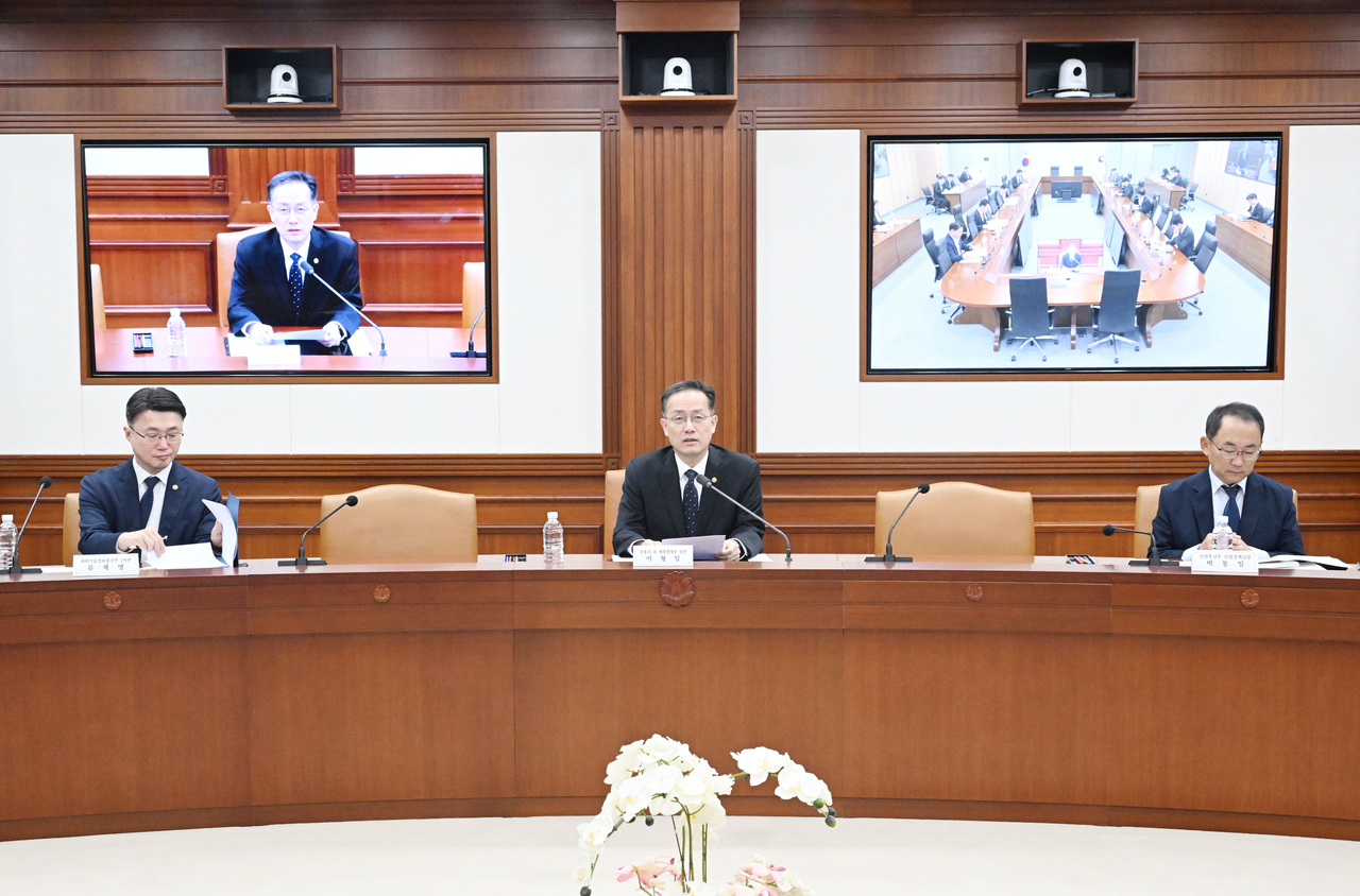 Finance Minister Lee Hyoung-il (C) speaks during a meeting of the supply chain stabilization committee held in Seoul on Monday, in this photo released by the Ministry of Finance and Economy. (Yonhap)