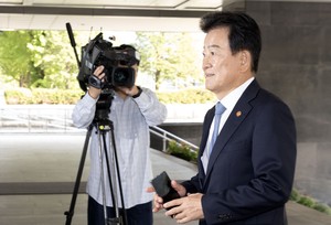 [헤럴드pic] 출근하는 정동영 장관
