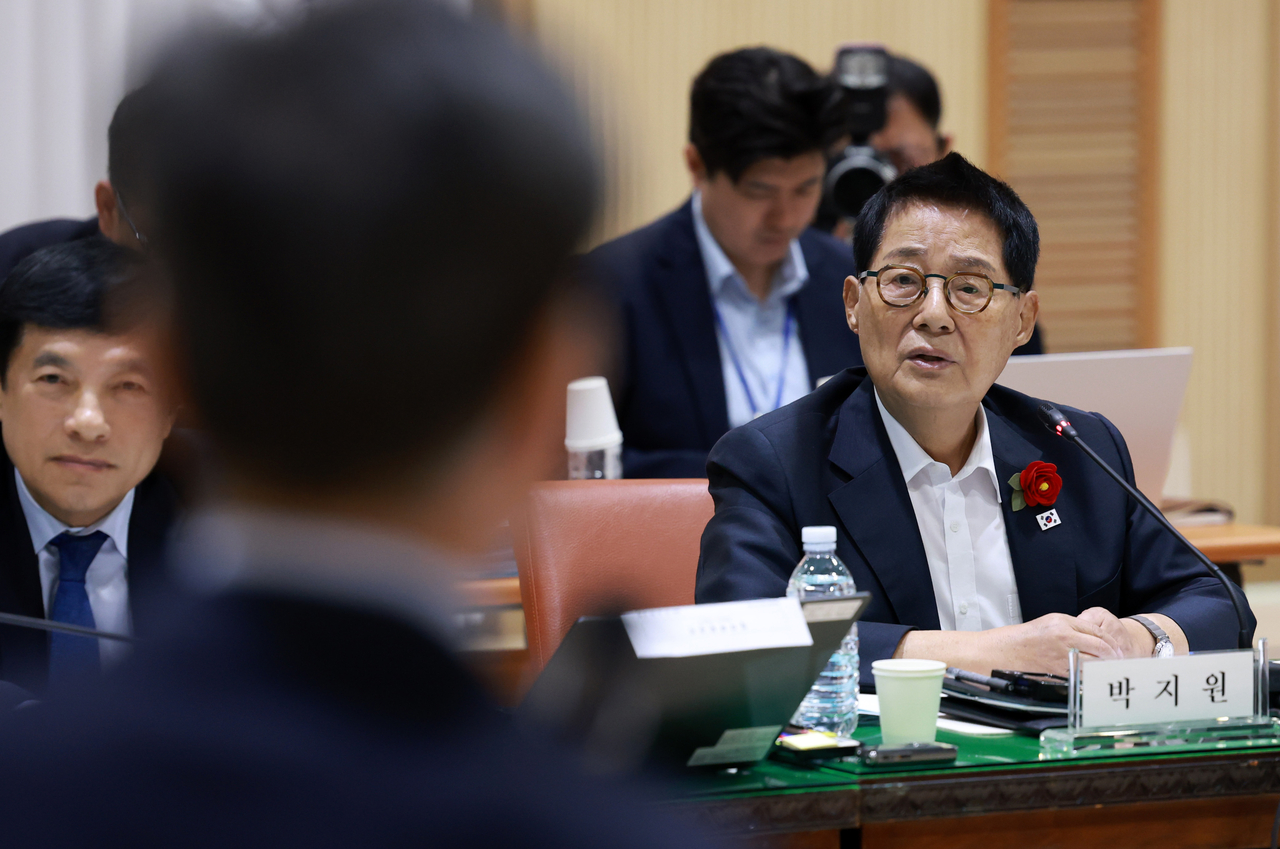 Democratic Party of Korea lawmaker Park Ji-won questions audit commissioner Kim Young-shin at the National Assembly's Legislation and Judiciary Committee audit of the Board of Audit and Inspection in Jongno-gu, Seoul, on Monday. Park called Kim to the podium and demanded to know whether Kim felt any shame about continuing to serve as an audit commissioner as the alleged second-in-command of the so-called Tiger faction, a clique centered on suspended audit commissioner Yoo Byung-ho. [Newsis]