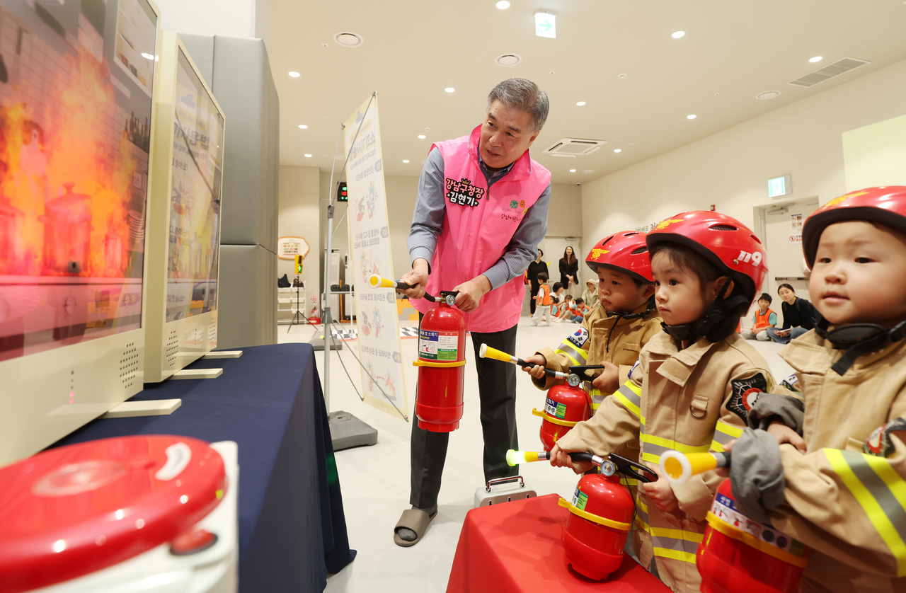 Gangnam District Mayor Kim Hyun-gi takes part in a safety activity with children at the Gangnam Children's Center.