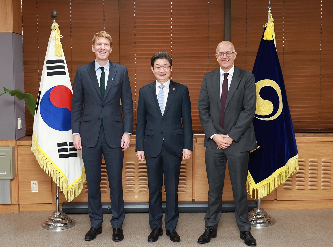 FSC chairman meets SC Group executives to discuss AI financial risks, hub ambitions