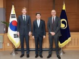 FSC chairman meets SC Group executives to discuss AI financial risks, hub ambitions