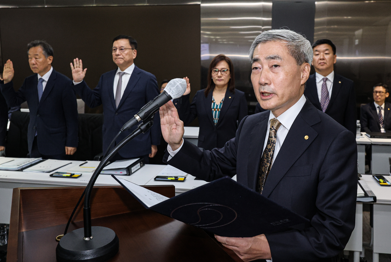Bank of Korea Governor Shin Hyun-song takes an oath Monday morning at the Bank of Korea headquarters in Jung-gu, Seoul, ahead of a national audit by the National Assembly's Finance and Economy Planning Committee. Photo by Lim Se-jun