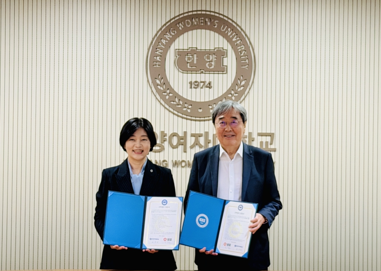 박진선(왼쪽) 샘표식품 대표와 나세리 한양여대 총장이 업무협약식에서 기념 촬영을 하고 있다. [샘표 제공]