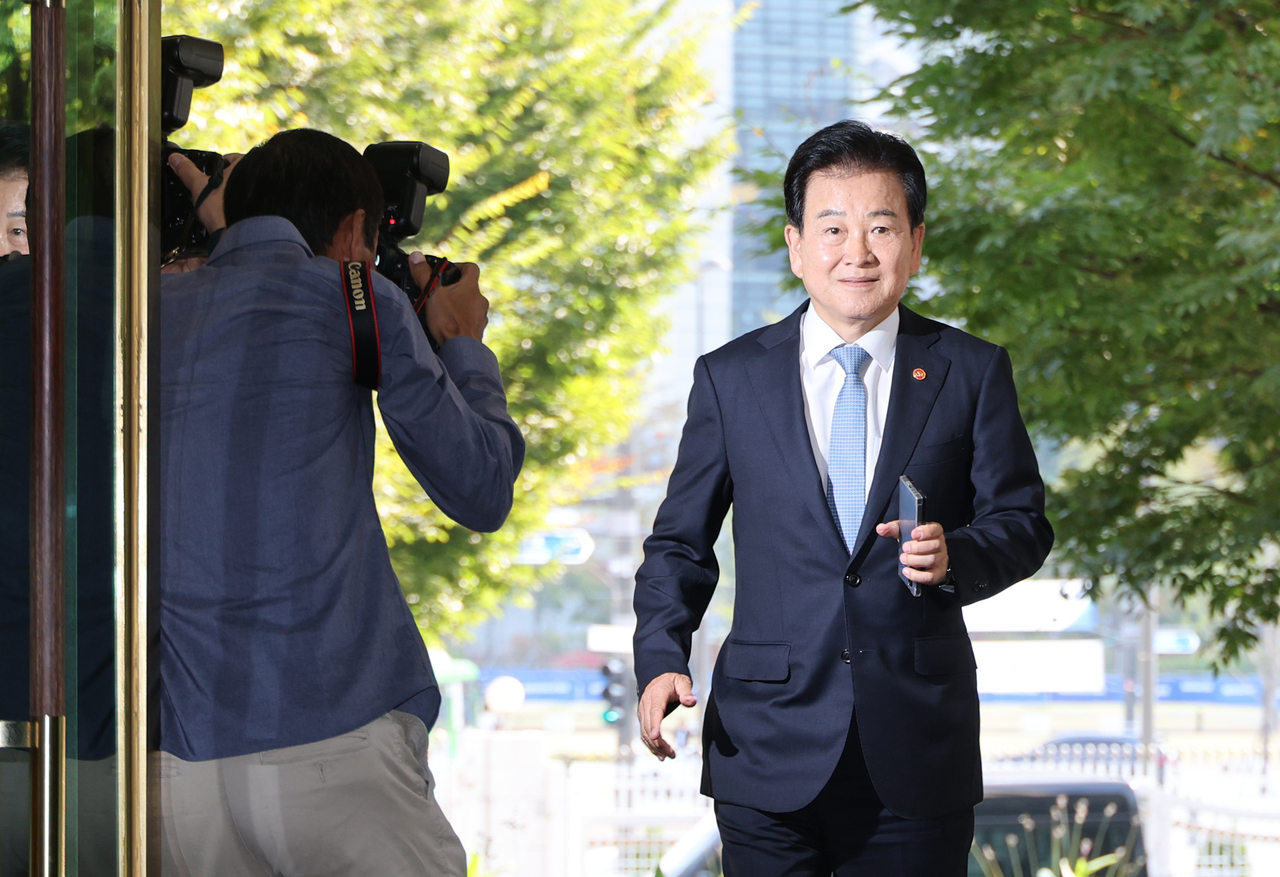 Unification Minister Jeong Dong-young arrives at Government Complex Seoul in Jongno-gu on Monday. [Yonhap]