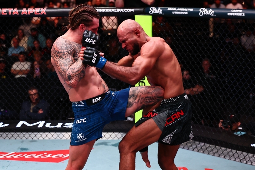 브렌던 앨런(왼쪽)이 11일(한국시간) 미국 라스베이거스에서 열린 UFC 파이트 나이트 미들급 경기에서 크리스천 리로이 던컨의 복부에 니킥을 꽂아 넣고 있다. [UFC 제공]