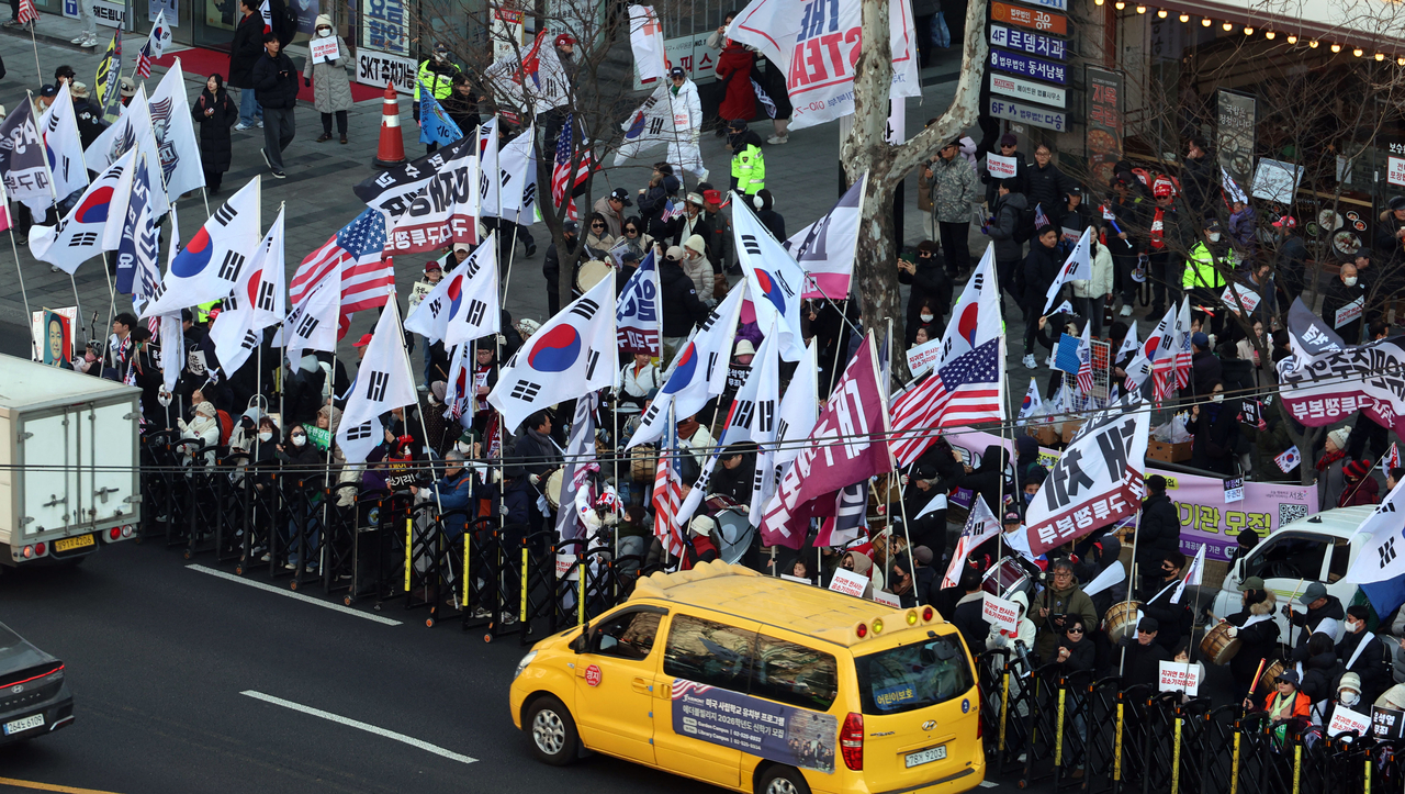 Supporters of former President Yoon Suk Yeol chant chant his innocence near the Seoul Central District Court in Seocho-gu, Seoul, Feb. 19. (Lee Sang-sub/The Korea Herald)
