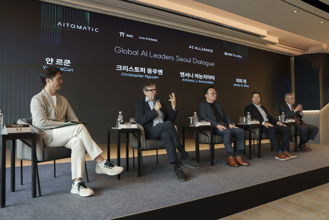 Yann LeCun, founder and chairman of AMI Labs, speaks during an industrial AI press briefing in Seoul on Monday. From left: Moderator Lim Yong, a professor at Seoul National University; LeCun; Aitomatic CEO Christopher Nguyen; AI Alliance co-founder and co-Chair Anthony Annunziata; and ASI Foundry Chairman Jimmy Rhee. (IIAC)