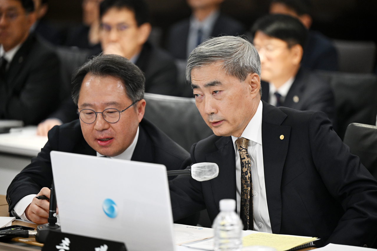 신현송(오른쪽) 한국은행 총재와 권민수 부총재가 12일 서울 한국은행에서 열린 재정경제기획위원회 한국은행 국정감사에서 자료검토를 하고 있다. 임세준 기자