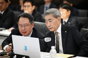 [헤럴드pic] 국감 중 대화나누는 신현송 총재-권민수 부총재