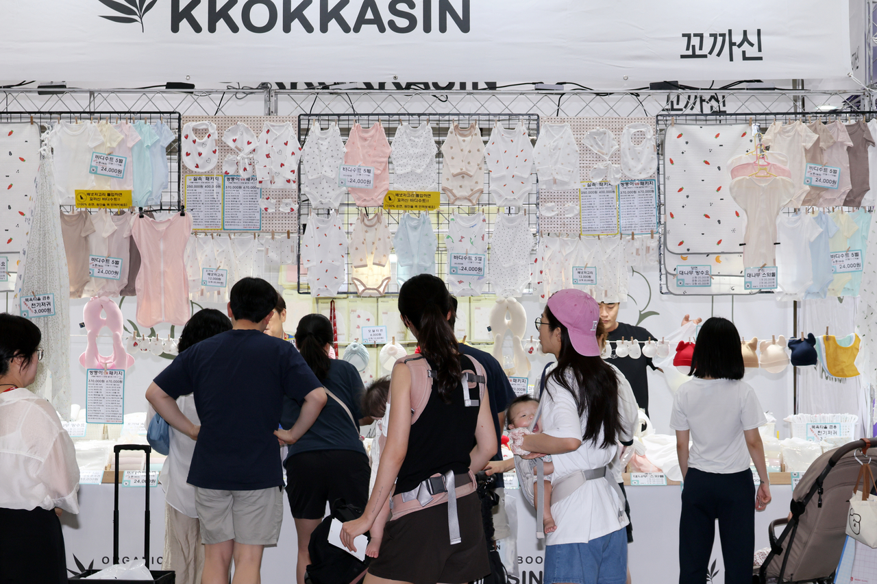 Visitors browse baby care products at the Kobe Baby Fair & Early Childhood Education Exhibition at Kintex in Ilsan, Gyeonggi Province, on Tuesday. (Yonhap)