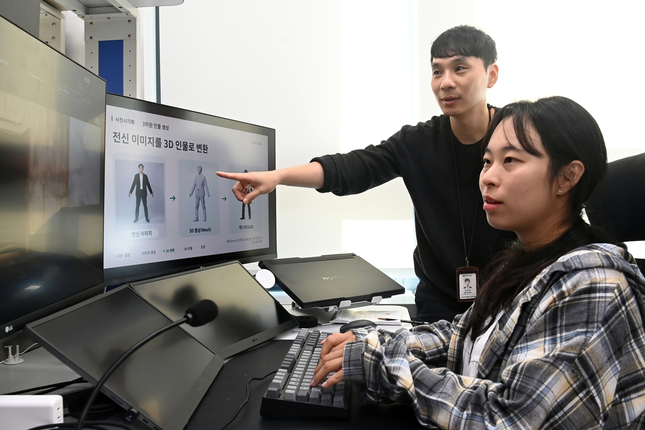 ETRI 연구진이 생성형 AI 기반 사전시각화 영상 제작 지원 기술을 시연하고 있다.[ETRI 제공]