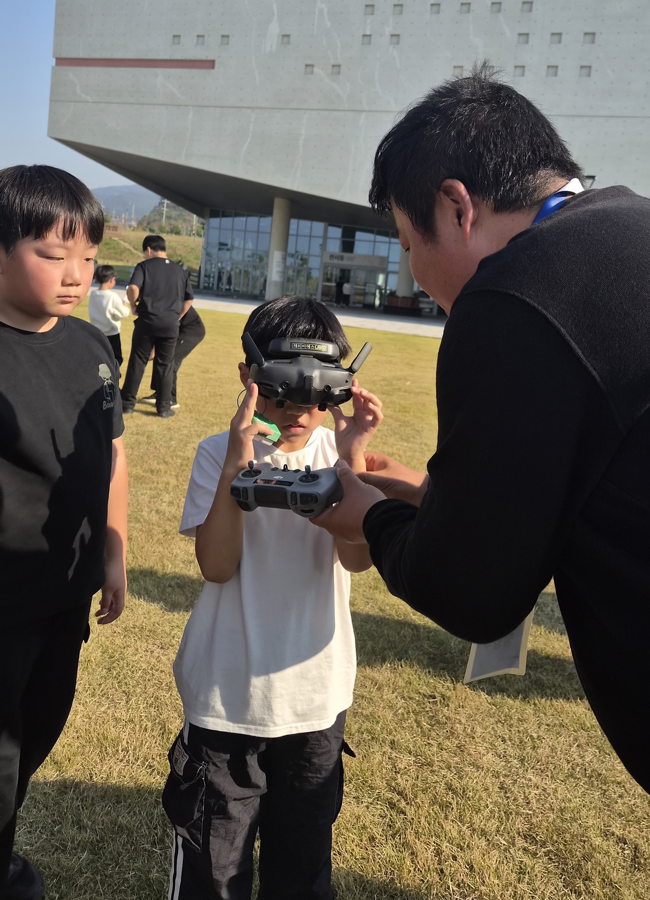 A drone pilot experience using the Avatar model, in which participants wear goggles to fly at high speed and capture aerial footage. [Provided by the Korea Aerospace Youth Federation North Jeolla Branch]