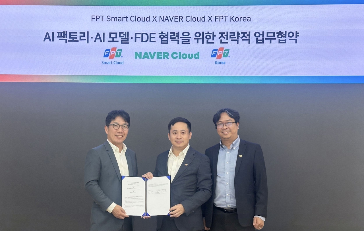 김유원(왼쪽부터) 네이버클라우드 대표, 레 홍 비엣(Le Hong Viet) FPT 코퍼레이션 스마트클라우드 대표, 레 쑤안 록 (Le Xuan Loc) FPT Korea 수석부사장이 AI 팩토리 사업 협력을 위한 업무협약식에서 기념 사진을 찍고 있다. [네이버클라우드 제공]