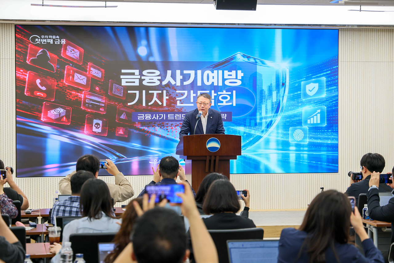 12일 서울 중구 우리은행 본점에서 열린 ‘금융사기예방 기자간담회’에서 정진완 우리은행장이 금융사기 예방체계 관련해 설명하고 있다.[우리은행 제공]