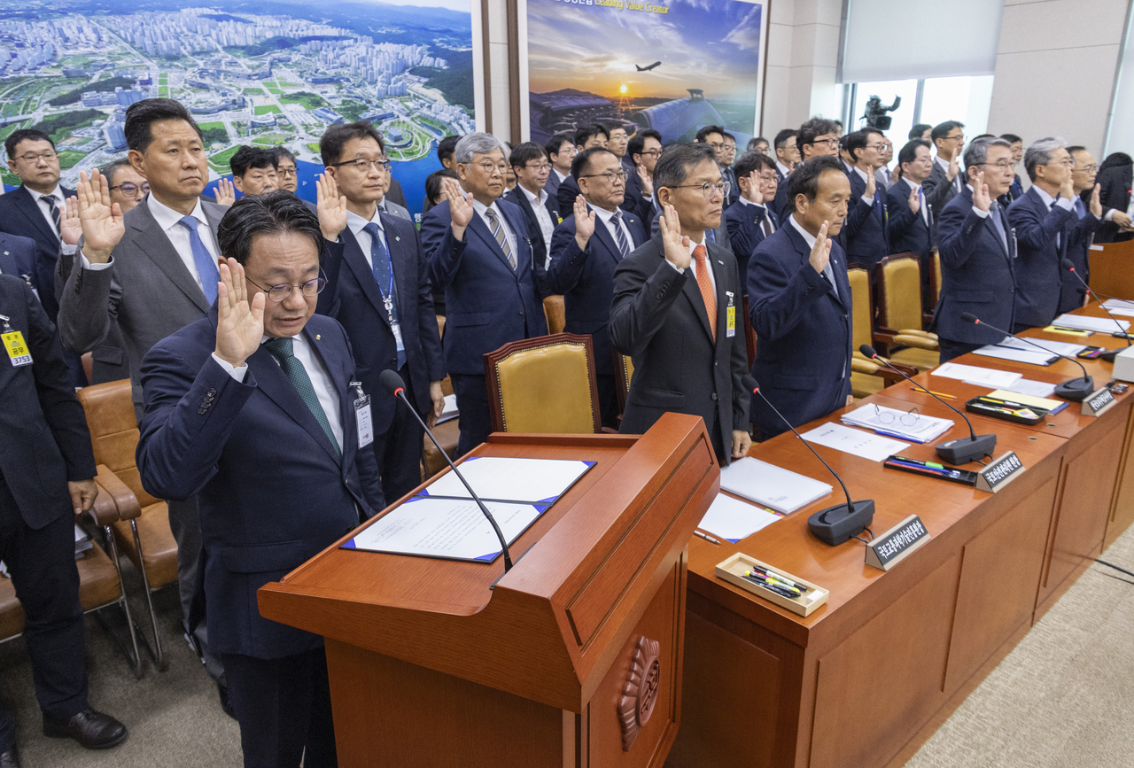Korea Land and Housing Corporation President Lee Sung-hoon and other institutional witnesses take an oath at the Land and Transportation Committee's national audit at the National Assembly on Monday. [Yonhap]