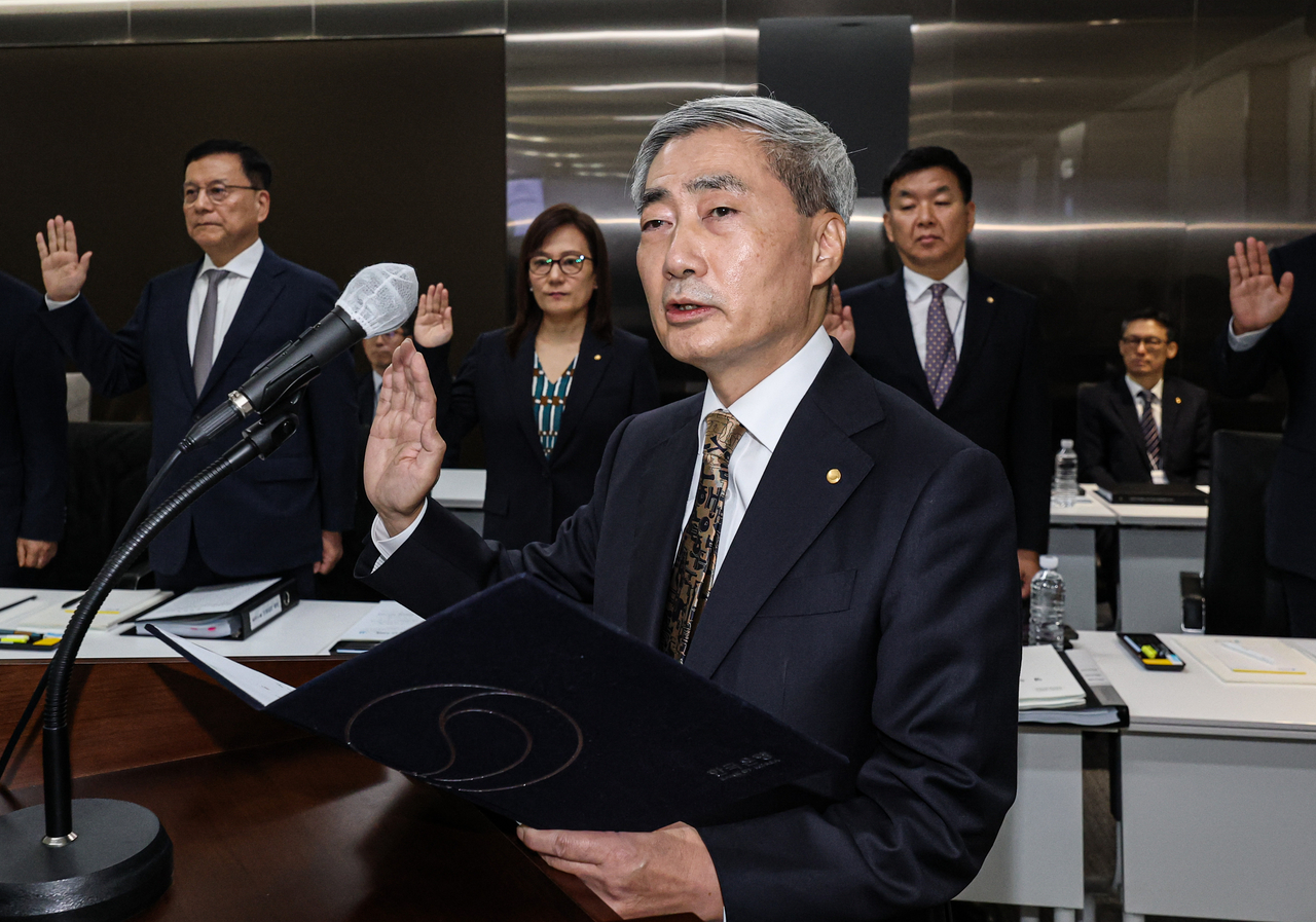 신현송 한국은행 총재가 12일 오전 서울 중구 한국은행에서 열린 국회 재정경제기획위원회의 한국은행에 대한 국정감사에 출석해 선서를 하고 있다. 임세준 기자