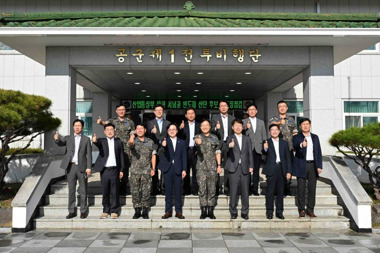 전남광주통합특별시는 12일 김정관 산업통상부 장관이 광주 군공항 부지를 방문해 ‘서남권 반도체 클러스터’ 조성 여건을 확인하고, 부지·전력·용수 등 핵심 기반시설 공급계획을 점검했다.