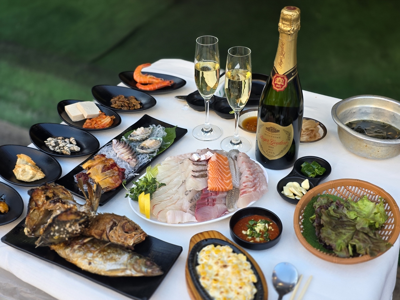 Seasonal flounder sashimi paired with Cava, a Spanish sparkling wine [Foodion]