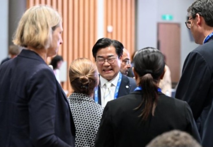Incheon Mayor Park Chan-dae makes his case for hosting the G20 summit to ambassadors accredited to South Korea. [Incheon city government]