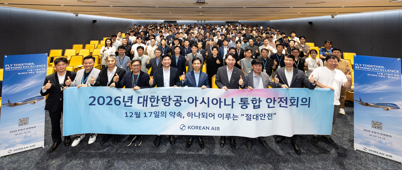 Flight crew from Korean Air and Asiana Airlines pose for a photo at the joint pilot safety conference held Monday at Korean Air's headquarters in Gangseo-gu, Seoul. [Korean Air]