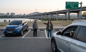한강공원 주차장 ‘인간 알박기’ 또 출현…비켜달라 하자 “안내원이 시켰다”