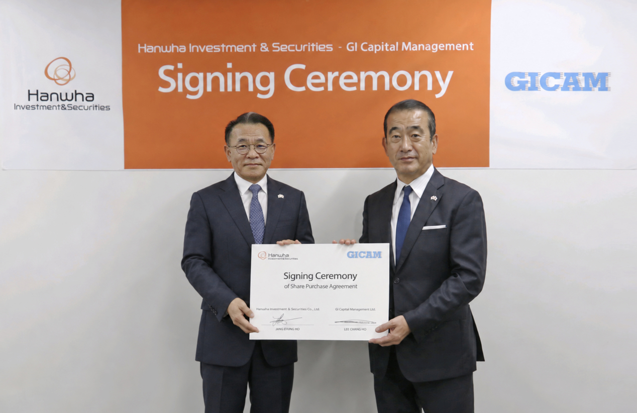 장병호(왼쪽) 한화투자증권 대표이사와 이창호 GI캐피털매니지먼트 최고경영자(CEO)가 계약 체결 후 기념촬영을 하고 있다. [한화투자증권 제공]