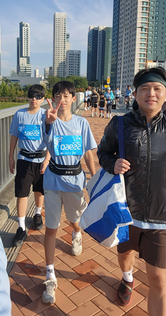 9일 세종중앙공원에서 열린 ‘2026 한글런’에 참가한 허정걸 씨(오른쪽 첫 번째)가 마라톤을 마친 뒤 조카들과 함께 이동하고 있다. [허정걸 씨 제공]