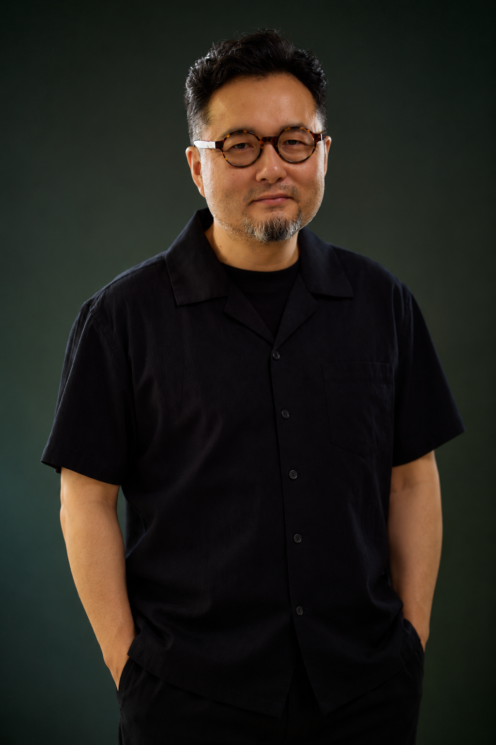 조민상 조명 아티스트. 영국 런던과 프랑스 파리에서 활동하는 그는 지난해 그랑팔레에서 전량 매진된 작품 ‘비하인드 더 래디언스’를 테이블 램프로 재해석해 출시한다. [Minsang CHO]