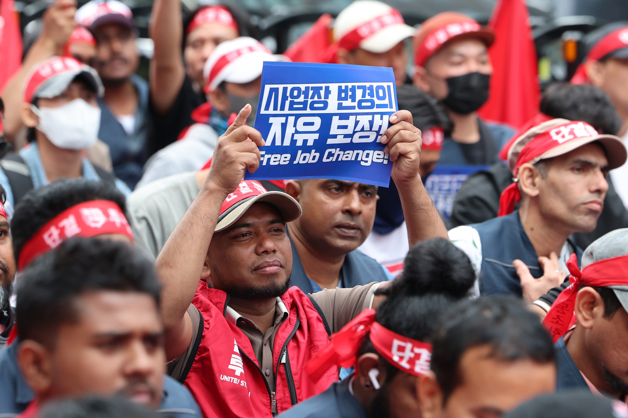 Migrant workers chant during a rally organized by the Korean Confederation of Trade Unions in front of the Seoul Regional Office of Employment and Labor in central Seoul on Sept. 13. (Newsis)