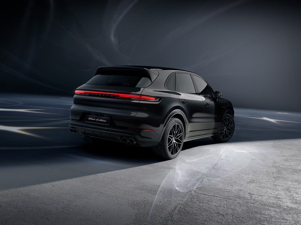 The Porsche Cayenne E-Hybrid Black Edition features high-gloss black design elements, 21-inch RS Spyder Design wheels and tinted HD Matrix LED headlights. [Porsche Korea]