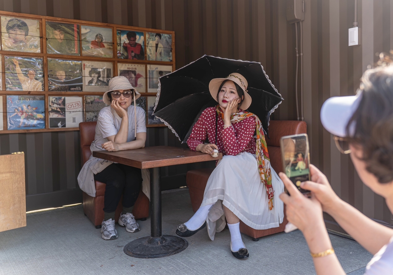 “배 감추고 우아하게” 횡성한우 식후경. 횡성한우 축제에선 다채로운 부대행사가 열렸다.