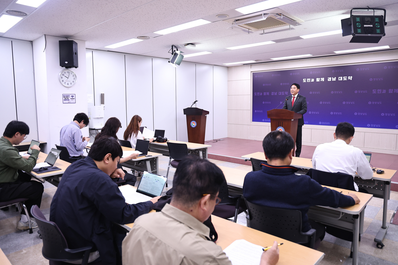경남도 유해남 대변인이 12일 오전 도청 프레스센터에서 경남경찰청의 박완수 도지사에 대한 공직선거법 위반 혐의 장시간 조사에 대한 입장을 밝히고 있다. [경남도 제공]