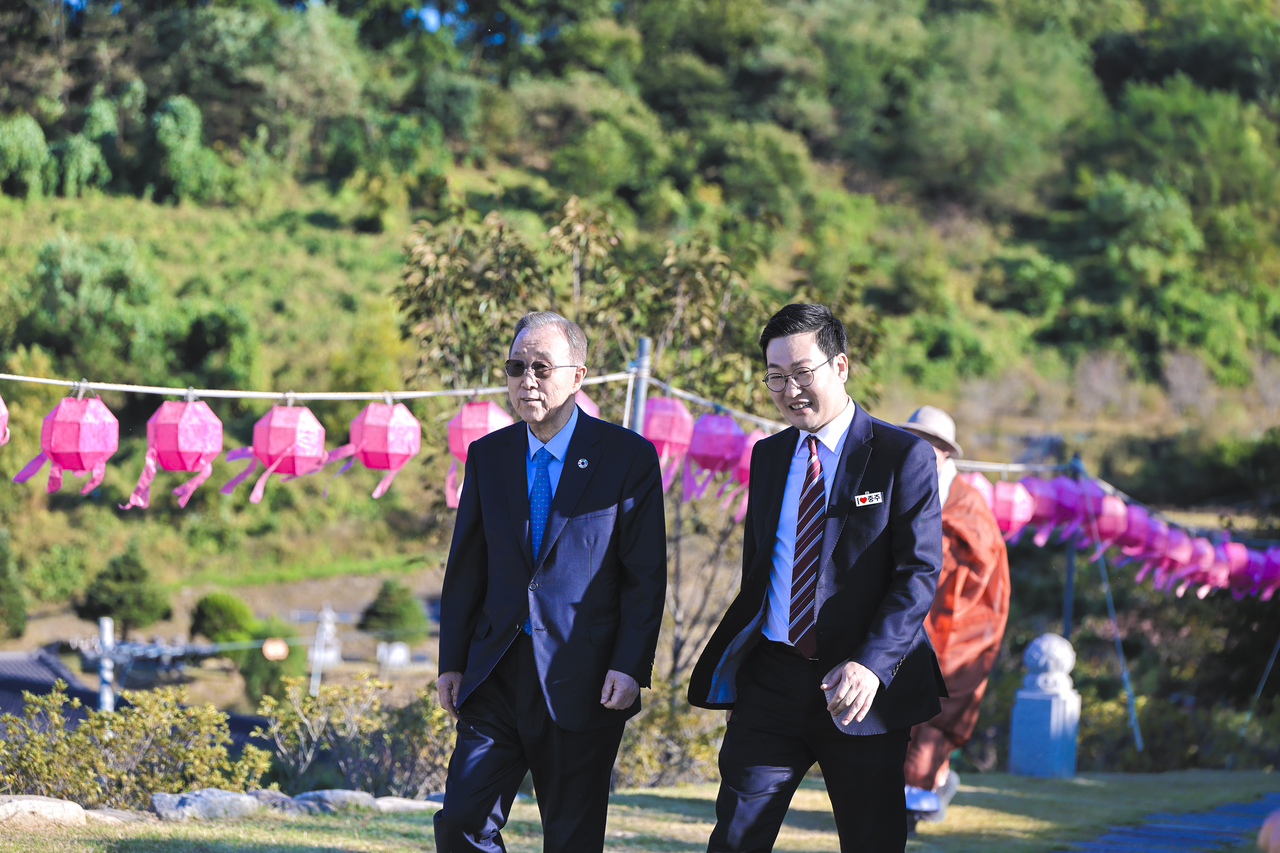 Former UN Secretary-General Ban Ki-moon (left) and Chungju Mayor Lee Dong-seok walk together during the Chungju Global Partnership Day in Chungju, North Chungcheong Province, on Oct. 6. (Chungju City Hall)