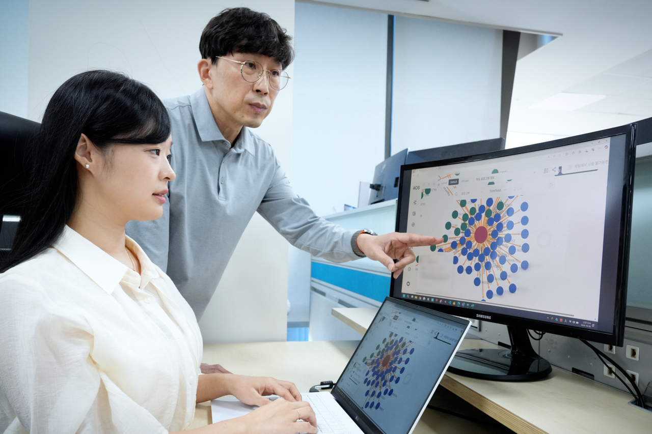 포스코DX AI 에이전트 개발자가 온톨로지 기술이 분석한 데이터 관계성을 검토하는 모습. [포스코DX 제공]