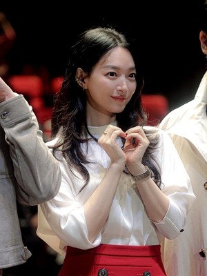 신민아, ‘재혼 황후’ 나비에 비주얼+연기력 호평..제31회 BIFF 빛낸 글로벌 존재감