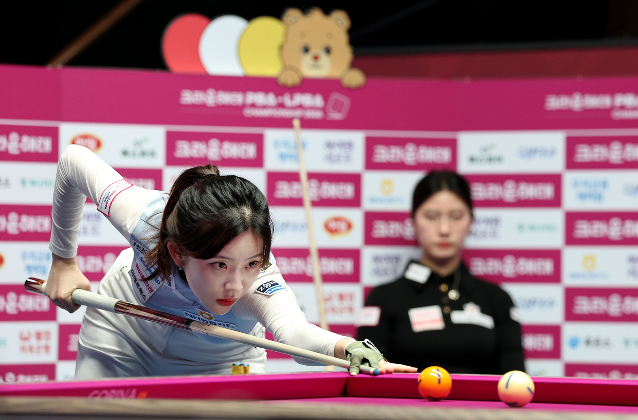 정수빈이 11일 경기 고양시 킨텍스 PBA 스타디움에서 열린 크라운해태 LPBA 챔피언십 결승에서 공을 조준하고 있다. 뒤편 앉은 이는 결승 상대 이미래.