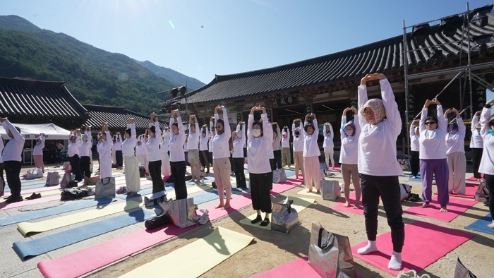 화엄문화제 기간 요가대회에서 몸을 풀고 있는 참가자들과 동호회원들.