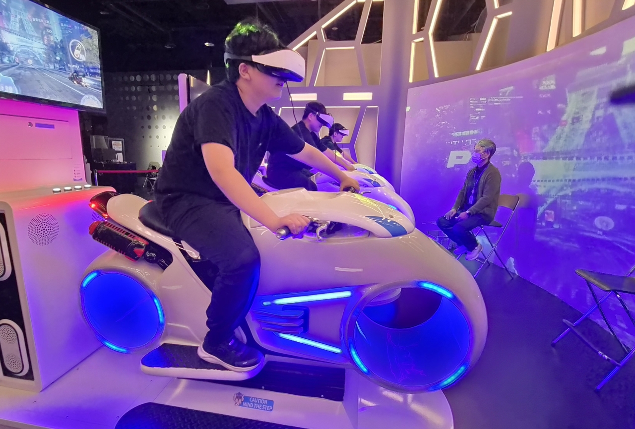 Future Racing, a futuristic virtual reality bike experience. [Provided by the Korea Aerospace Youth Federation North Jeolla Branch]