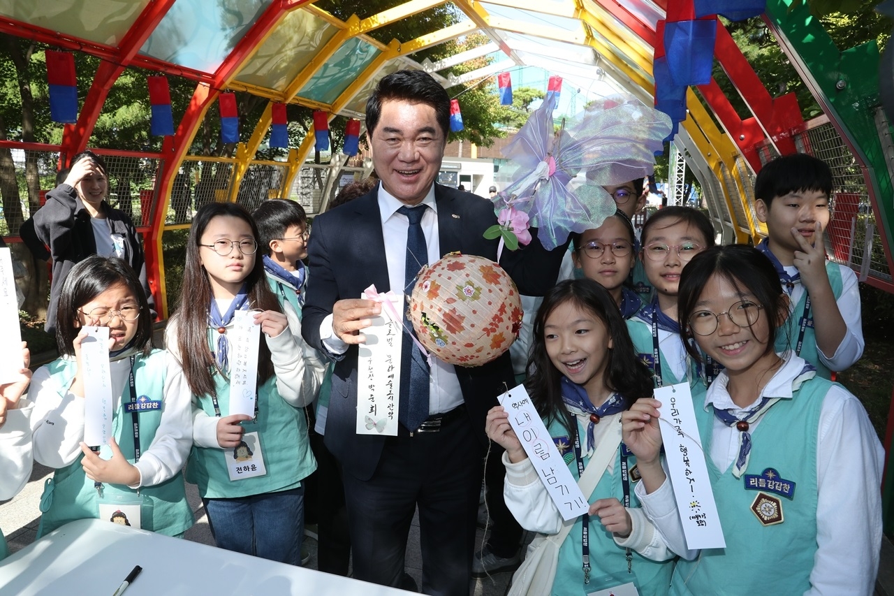 지난해 10월 열린 ‘2025 관악강감찬축제’. 박준희(앞줄 왼쪽 세 번째) 서울 관악구청장이 어린이들과 ‘소원 달기’ 행사를 하고 있다. [관악구 제공]