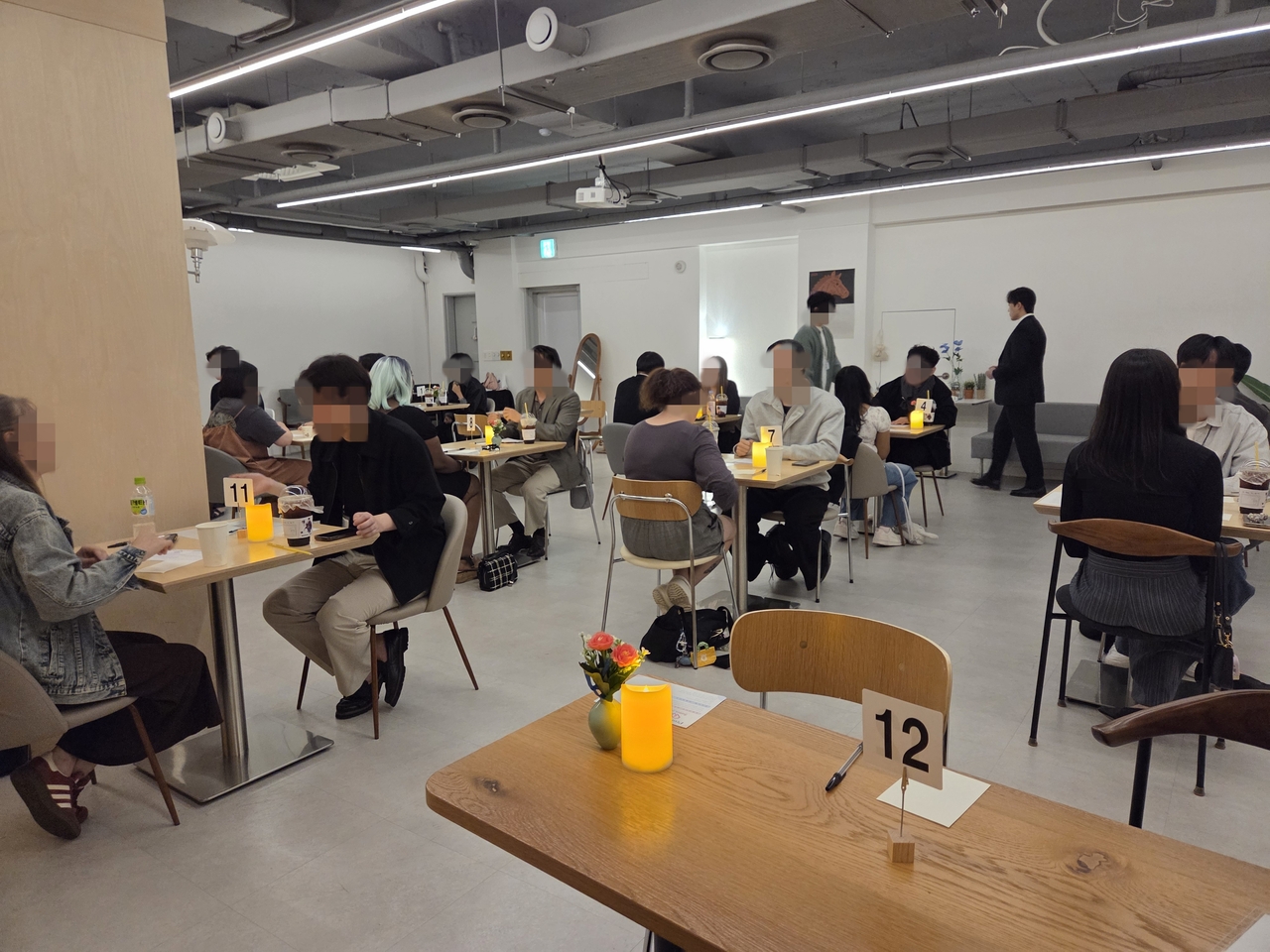 Participants of SoloLink engage in conversations in Seoul on Sunday. (Hwang Sun-jun/The Korea Herald)
