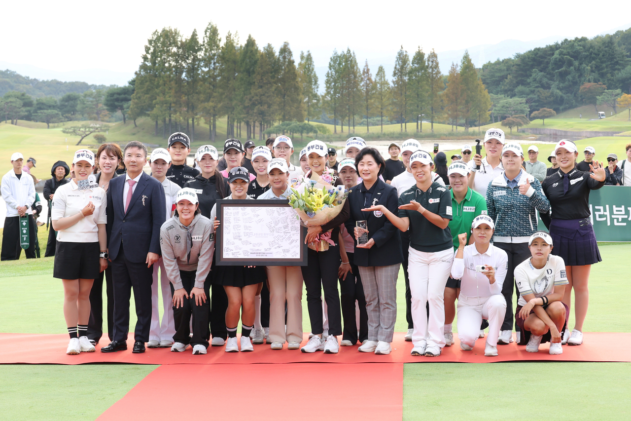 지난 8일부터 나흘간 경남 양산 에이원CC에서 벌어진 ‘KLPGA HJ중공업 동부건설 챔피언십 대회’에서 HJ와 동부건설은 부산시에 성금 3000만원을 기부했다. [부산시 제공]