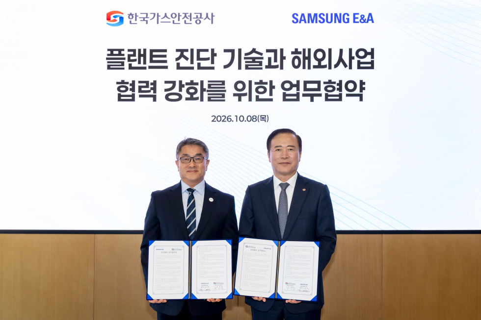남궁 홍(왼쪽) 삼성E&A 대표이사 사장과 박경국 한국가스안전공사 사장이 지난 8일 열린 ‘플랜트 진단 기술과 해외 사업 협력 강화를 위한 업무협약’ 체결식에서 협약서에 서명한 뒤 기념사진을 찍고 있다. [삼성E&A 제공]