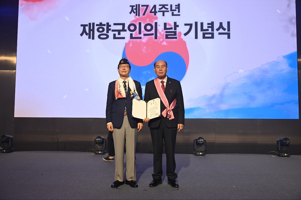 박형덕(오른쪽) 동두천시장, ‘향군대휘장’ 수상