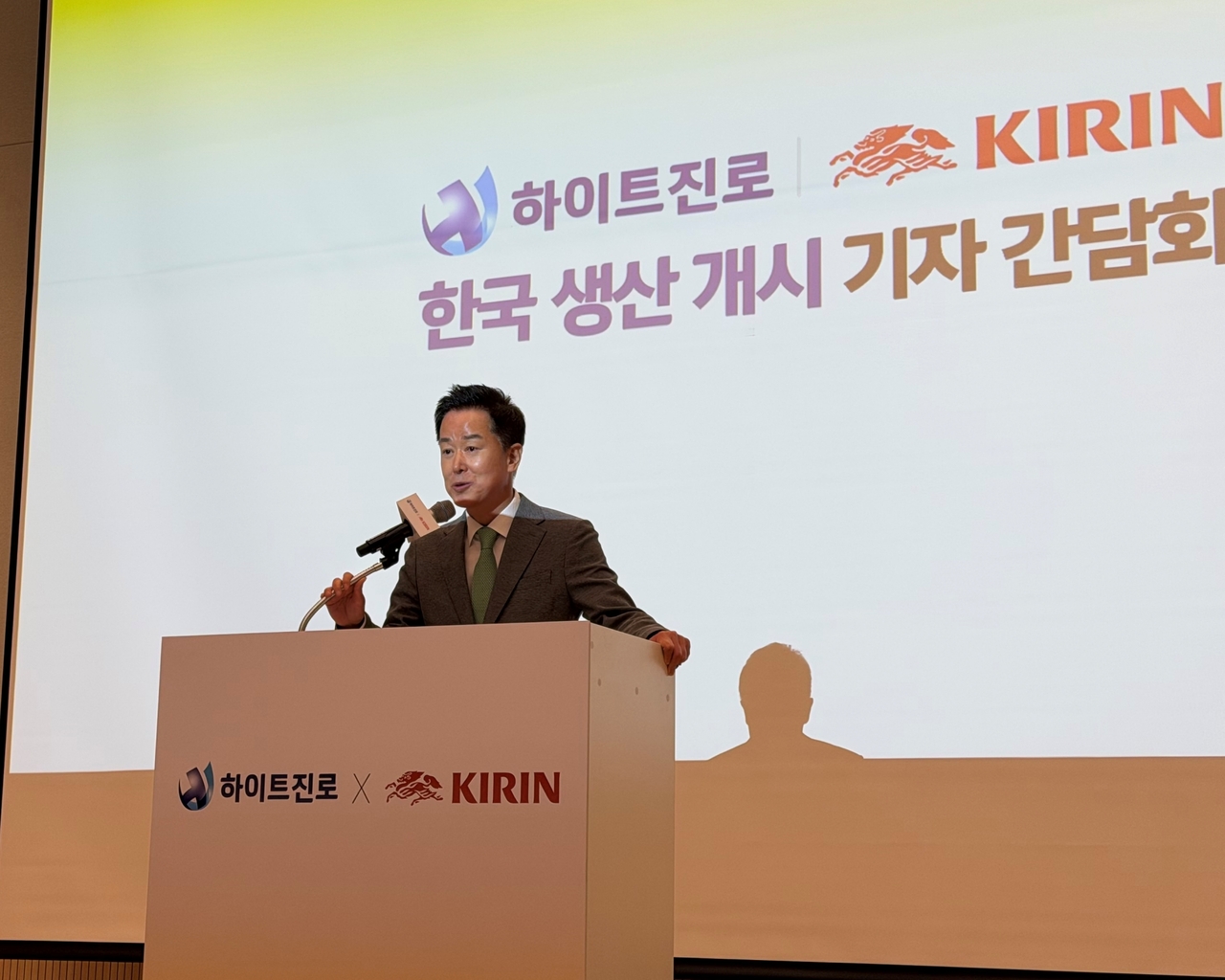 8일 경기도 용인시 하이트진로 연구소에서 열린 기자 간담회에서 하이트진로 장인섭 대표이사가 인사말을 하고 있다. [하이트진로 제공]