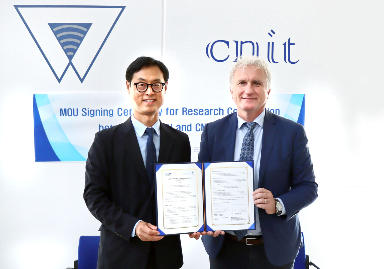 Jin Jong-wook, president of the Korea Automobile Research Institute (left), and Andrea Conti, director of WiLab, pose for a photo at WiLab's facility in Bologna, Italy, on Friday (local time). [Korea Automobile Research Institute]