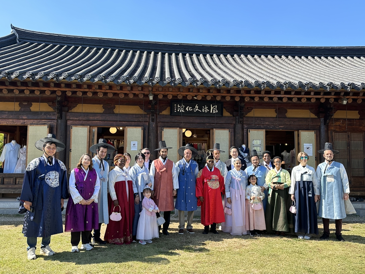 Participants of Chungju Global Partnership Day include deputy head of mission at the Moroccan Embassy Khalid Guelzim (third from left), deputy head of mission at the Omani Embassy Ali Al Nadabi (ninth from left), Tunisian Ambassador to South Korea Kais Darragi (10th from left), Tanzanian Ambassador to South Korea Noel Emmanuel Kaganda (11th from left) and Chungju Mayor Lee Dong-seok (fifth from right in back), in Chungju, North Chungcheong Province, on Oct. 7. (Chungju City Hall)