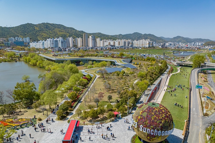 순천시가 강변도로를 폐쇄하고 잔디로 덮은 오천그린아일랜드에 대한 원상복구 여부를 물어보기 위한  대시민 경청회가 오는 14일 두 차례 열린다. [사진 순천시]